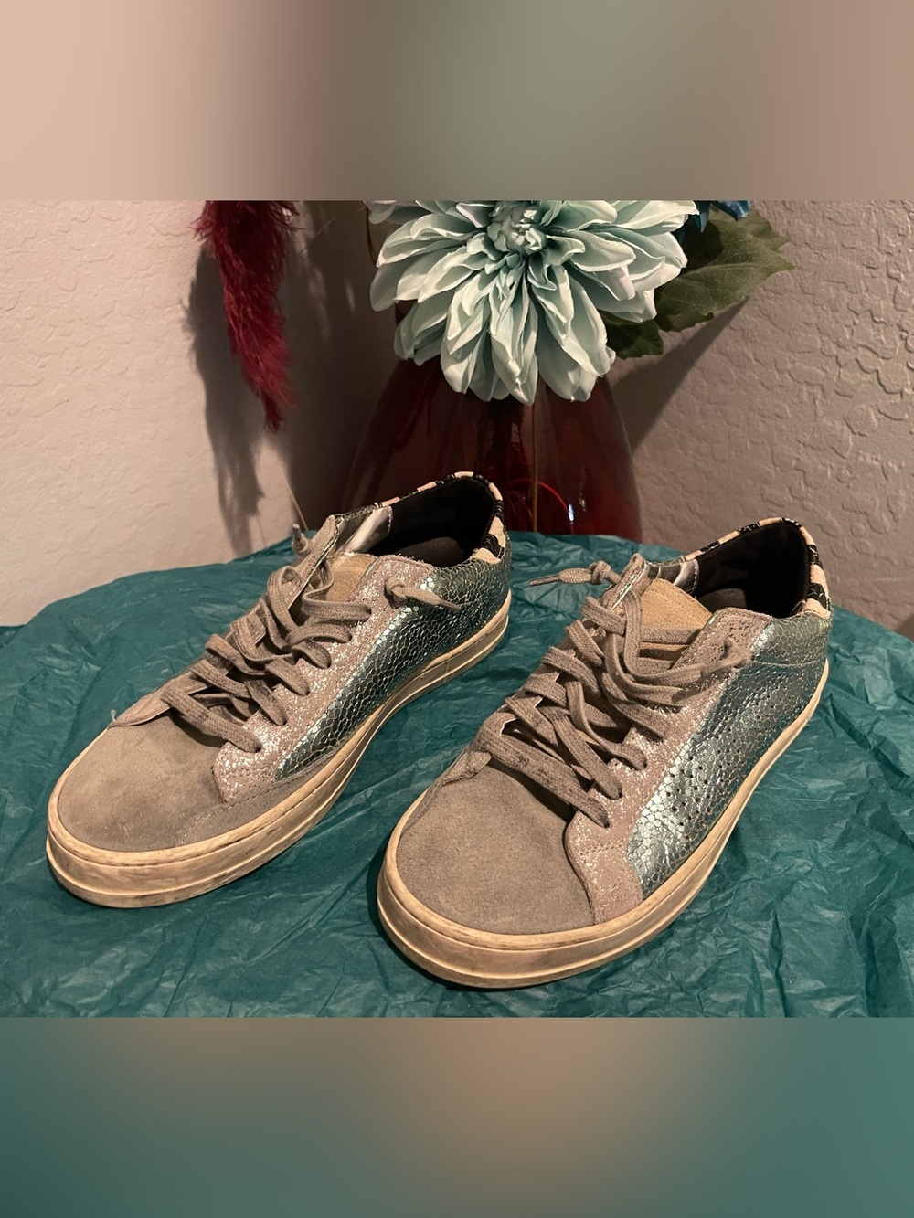 P448 Women's Gray Suede Low-Top Sneakers with Metallic blue Accent size 37